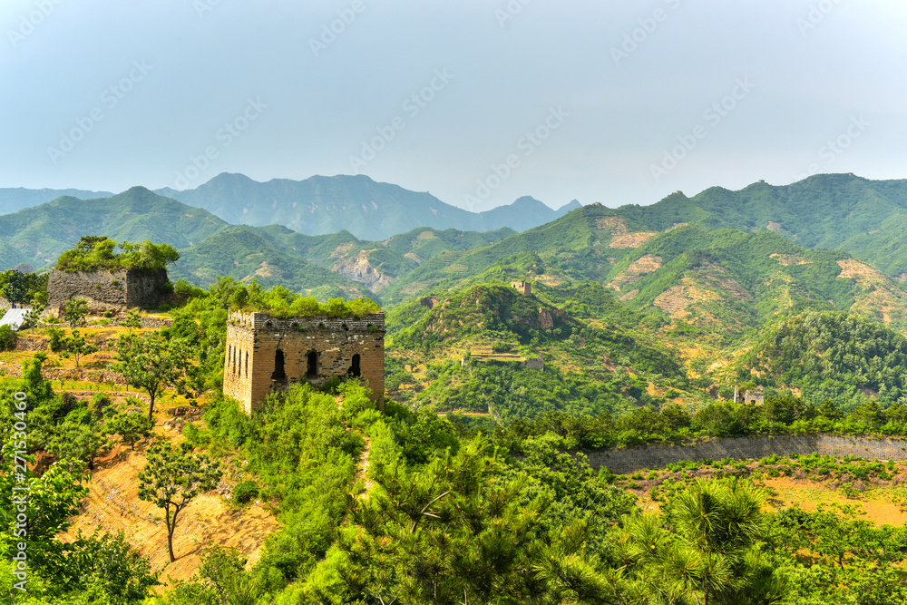 Obraz premium A close-up of the beacon fire tower enemy building of the Great Wall in ancient China, Yumuling, Qianxi County, Hebei Province, China.