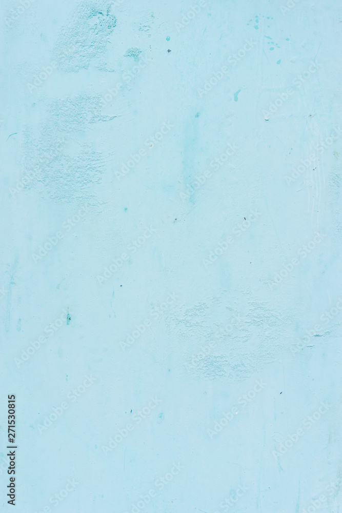 The background of the pastel-blue plaster is striking, beautiful and simple.