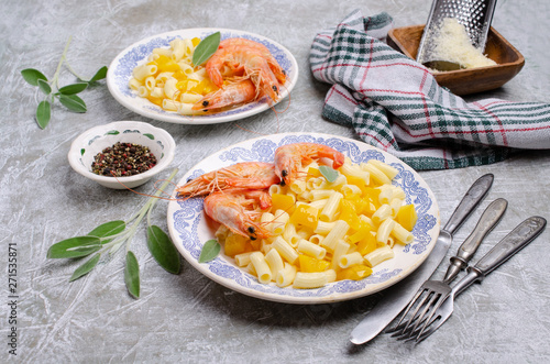 Untreated shrimp with pasta