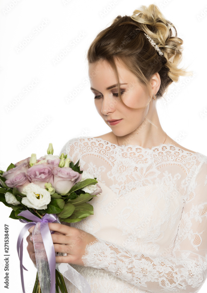 Naklejka premium Beautiful bride with wedding bouquet in her hands