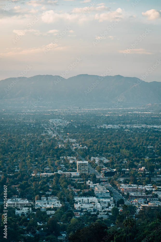 Obraz premium San Fernando Valley landscape view from Mulholland Drive, in Los Angeles, California