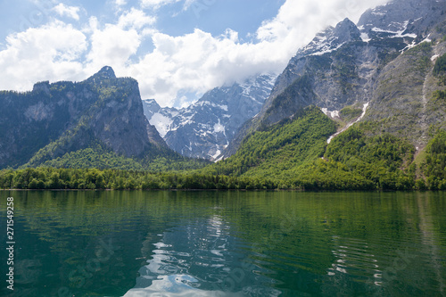 Königsseee vom Ausflugsboot aus Blick auf Berge des Nationalpark Berchtesgaden © markus_schelhorn