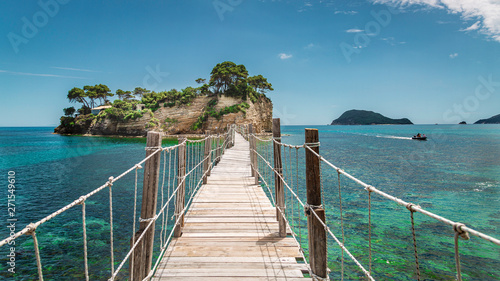 Petit pont de bois reliant une île déserte en vacances © Philippe Rossignon