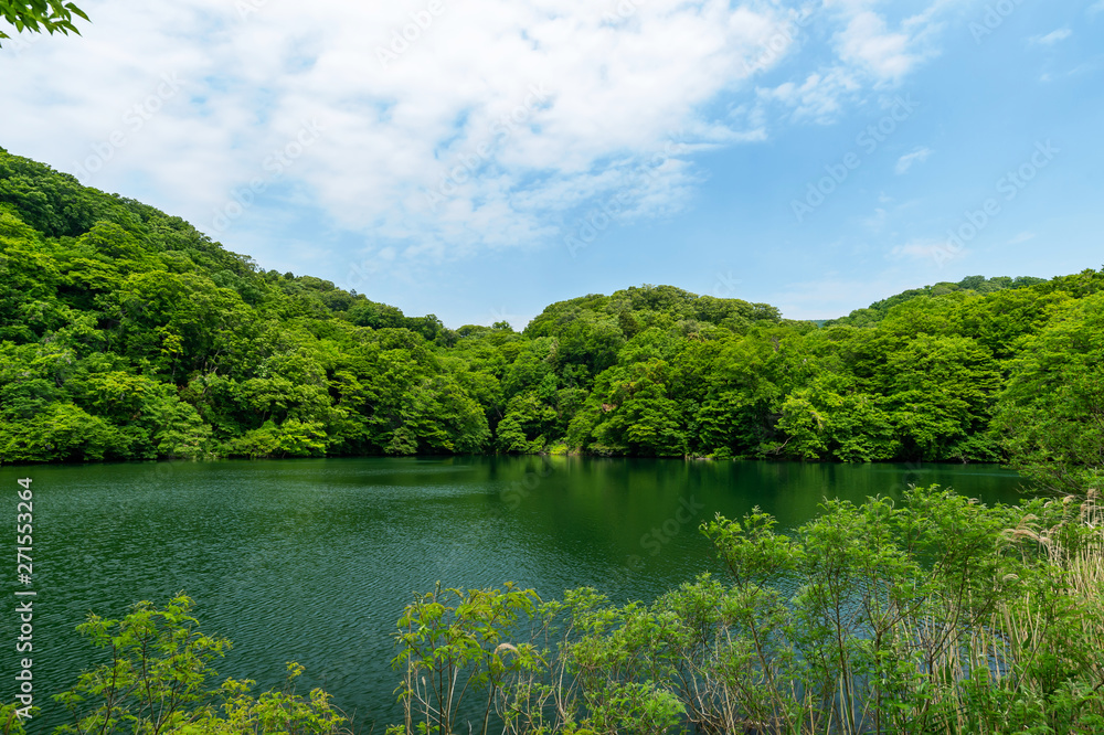 【青森県深浦町-十二湖】十二湖落口の池。秋は紅葉スポットとしても人気