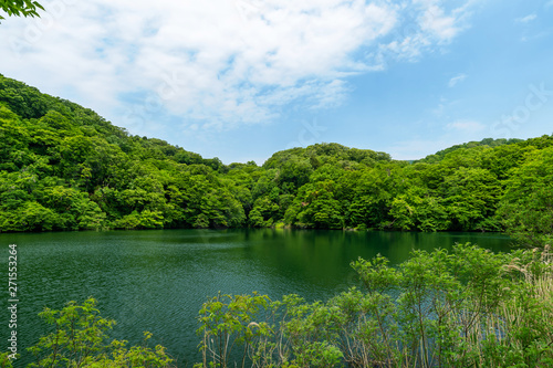 【青森県深浦町-十二湖】十二湖落口の池。秋は紅葉スポットとしても人気