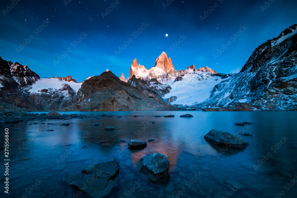 Fitz Roy mountain at sunrise, Patagonia, Argentina - obrazy, fototapety, plakaty 