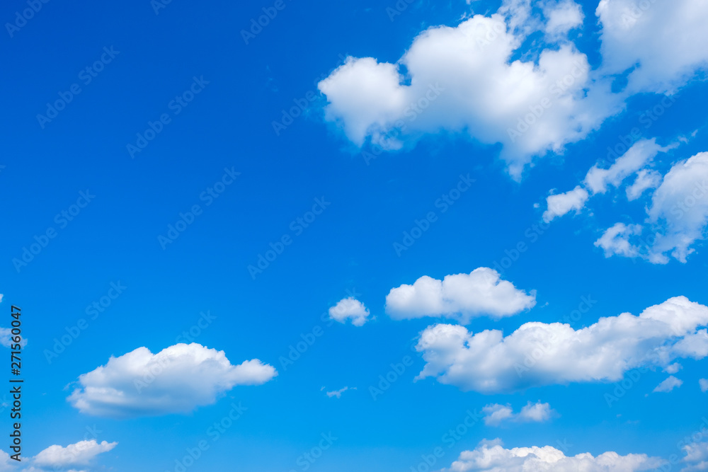 写真素材 青空 空 雲 初夏の空 背景 背景素材 6月 コピースペース Stock Foto Adobe Stock