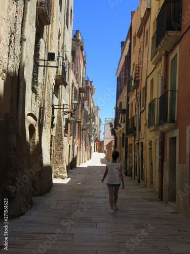 ruelle d'une ville d'Espagne en été au soleil avec jeune femme