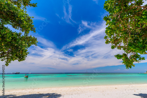 Fototapeta Naklejka Na Ścianę i Meble -  Tropical beach paradise and the blue sky at Khai Island in Satun Province , Thailand