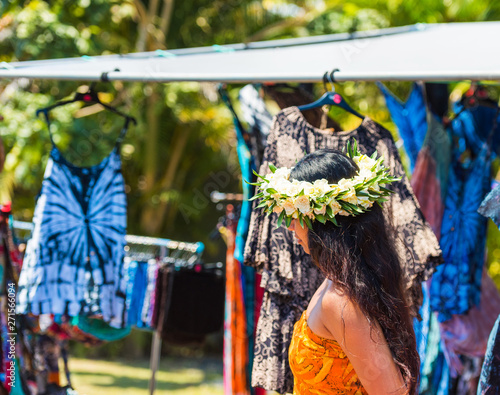 Photos ARUTANGA, AITUTAKI, COOK ISLAND - SEPTEMBER 30, 2018: Girl with a white wreath of flowers