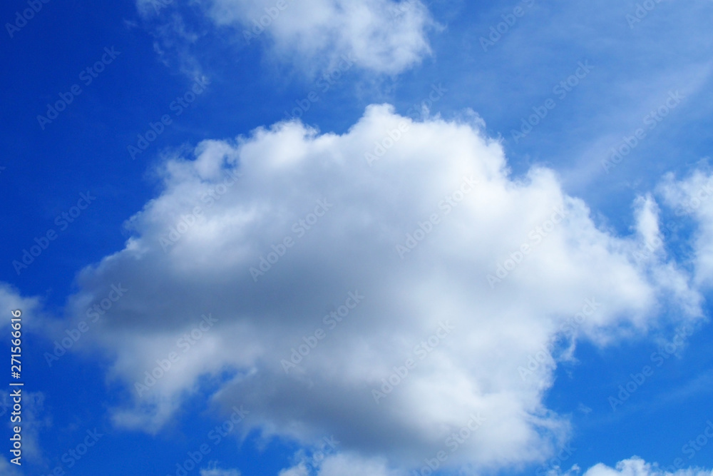 Obraz premium 青い空と白い大きな雲