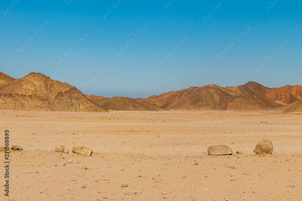 View of Arabian desert and mountain range Red Sea Hills in Egypt - obrazy, fototapety, plakaty 