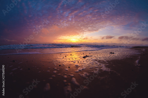 Spiegelung des Sonnenuntergangs an der Nordseeküste