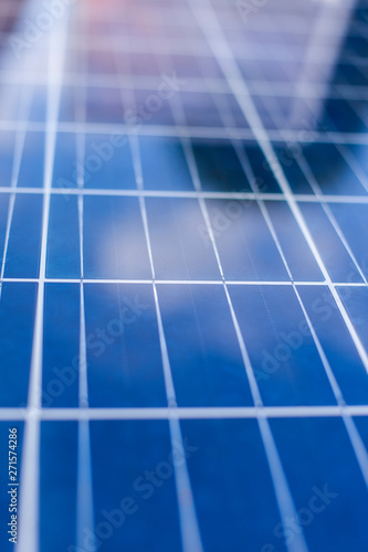 Photovoltaik Panel mit reflexion. Photovoltaic with cloudy sky reflection.