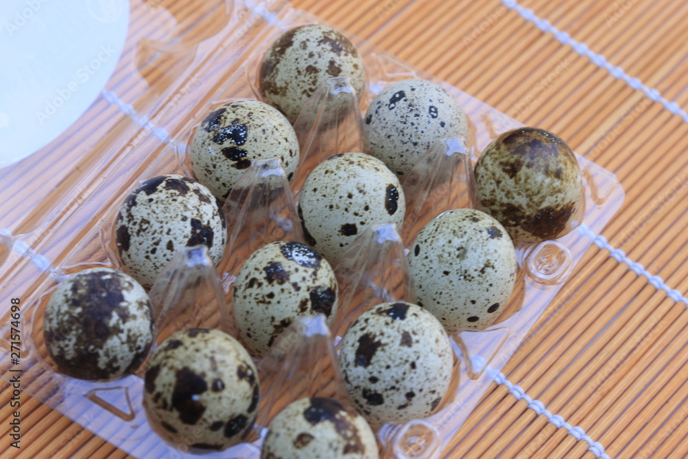 Fototapeta premium quail eggs in a bowl