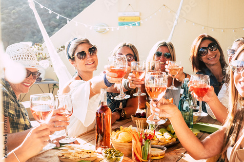 Canvas Print Cheerful group of happy female people clinking and toasting together with friend