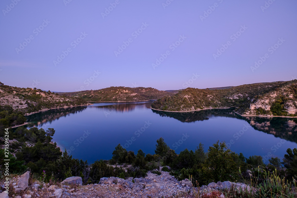 Vue panoramique sur le lac d'Esparron. Provence, France, Gorges du Verdon. Coucher de soleil.