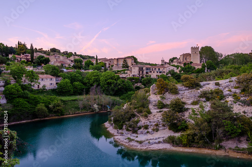 Vue panoramique sur le village d'Esparron de Verdon. Coucher de soleil. Provence, France. 