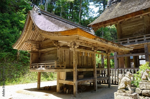 島根県松江市にある神魂神社境内の向かって左にある稲荷神社を斜め前方から