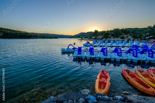Obraz na płótnie Vue sur le lac Esparron, coucher de soleil. Bateaux et kayaks sur l'eau. Provence, France, Gorges du Verdon. w salonie