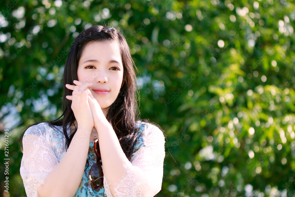 手を合わせて喜ぶ女性