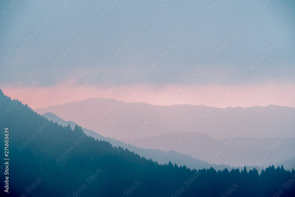 静かな朝の山の風景