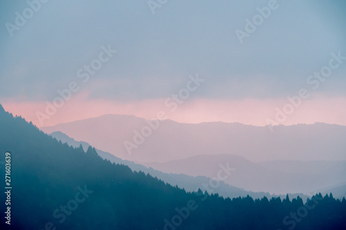 静かな朝の山の風景