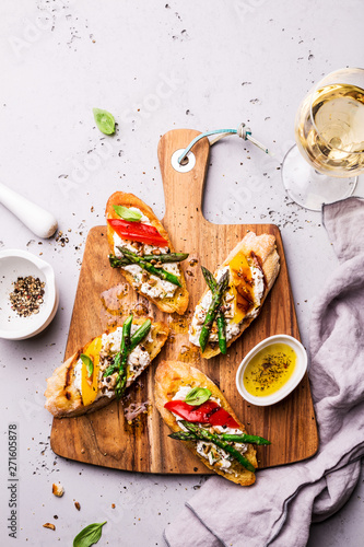 Valokuva Toasts (sandwiches) with cheese, pepper and asparagus