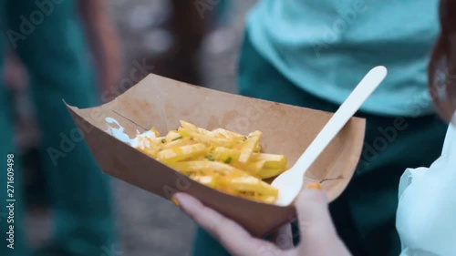 Mains femmes mange des frites