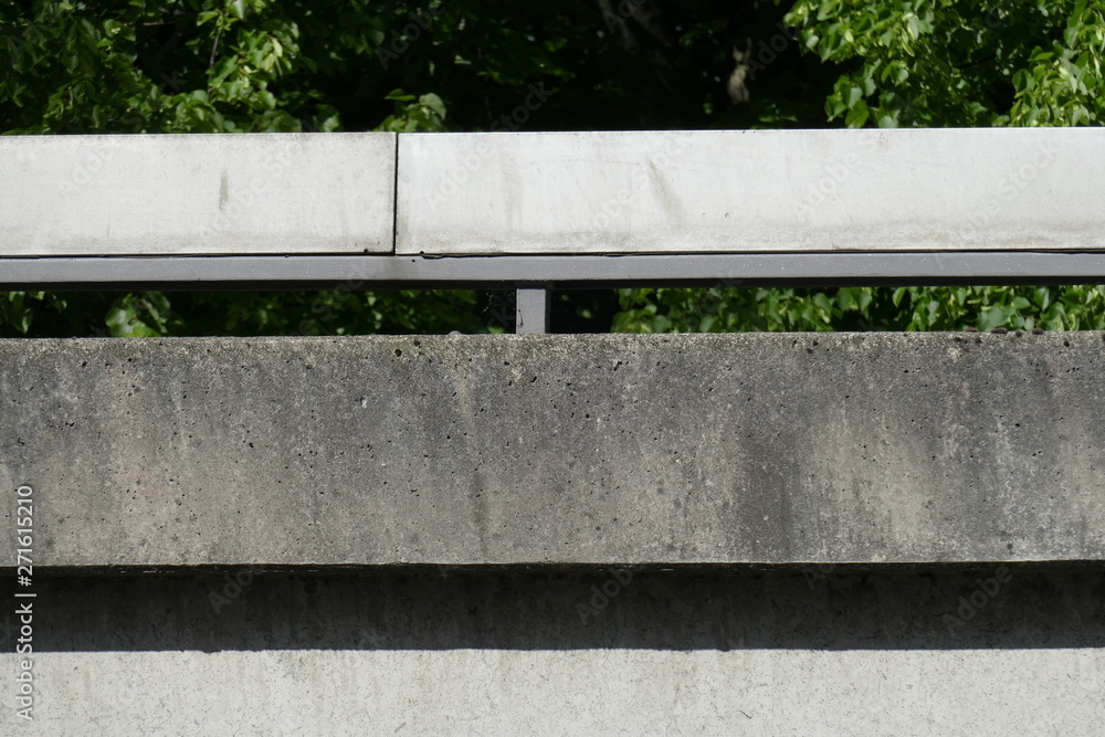 Fahrbahnbegrenzung an einer Hochstraße aus Beton Fahrbahnbegrenzung an einer Hochstraße aus Beton
