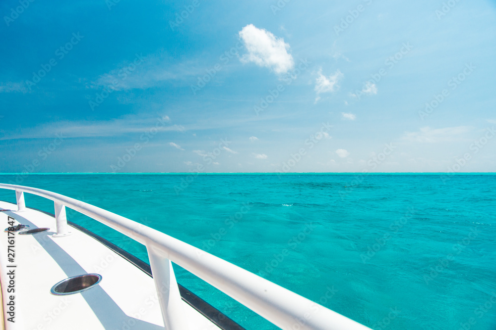 Férias no Caribe passeando de barco no azul ciano