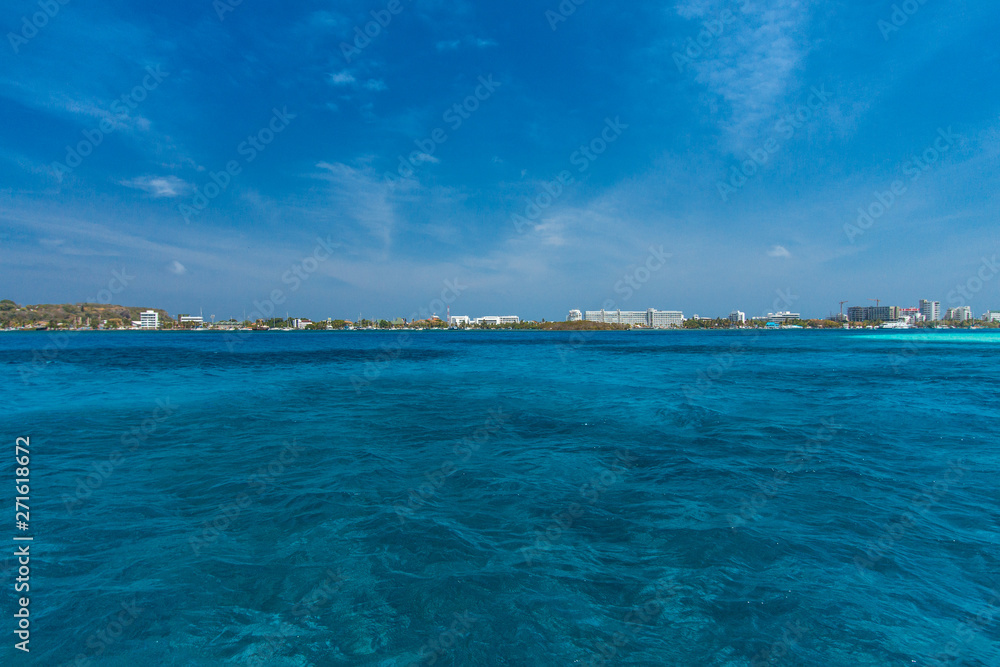 Passeio de barco pelo azul turqueza do mar do Caribe