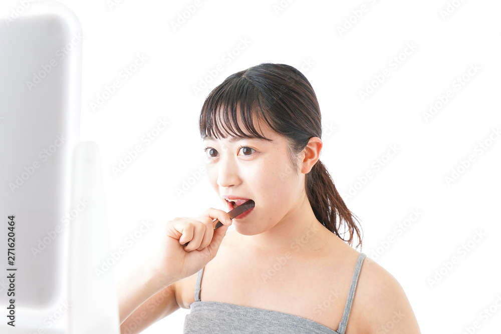 ハミガキをする若い女性