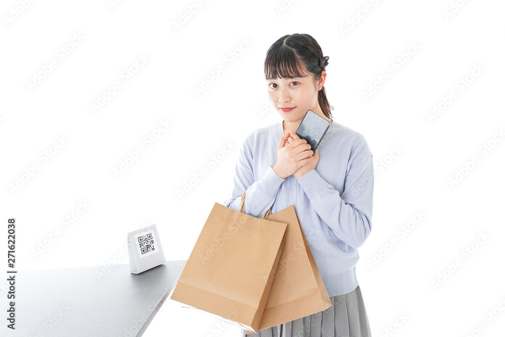 QRコード決済をする若い女性