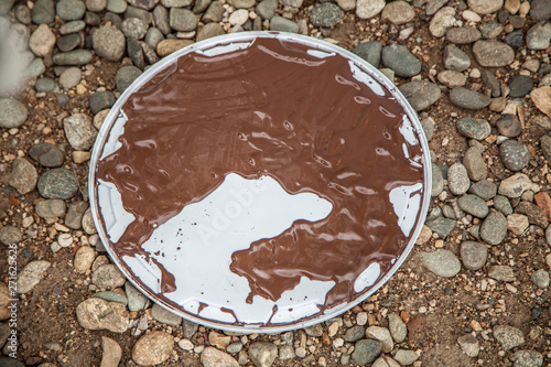 Cover with brown paint. The lid of a can of paint. Paint work. Paint dya wood. photo