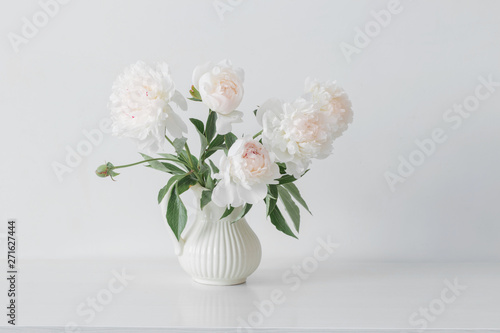 Fototapeta Naklejka Na Ścianę i Meble -  peonies flowers in vase on white background
