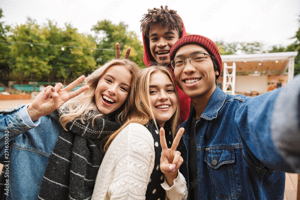 Group if cheerful multiethnic friends teenagers - obrazy, fototapety, plakaty 