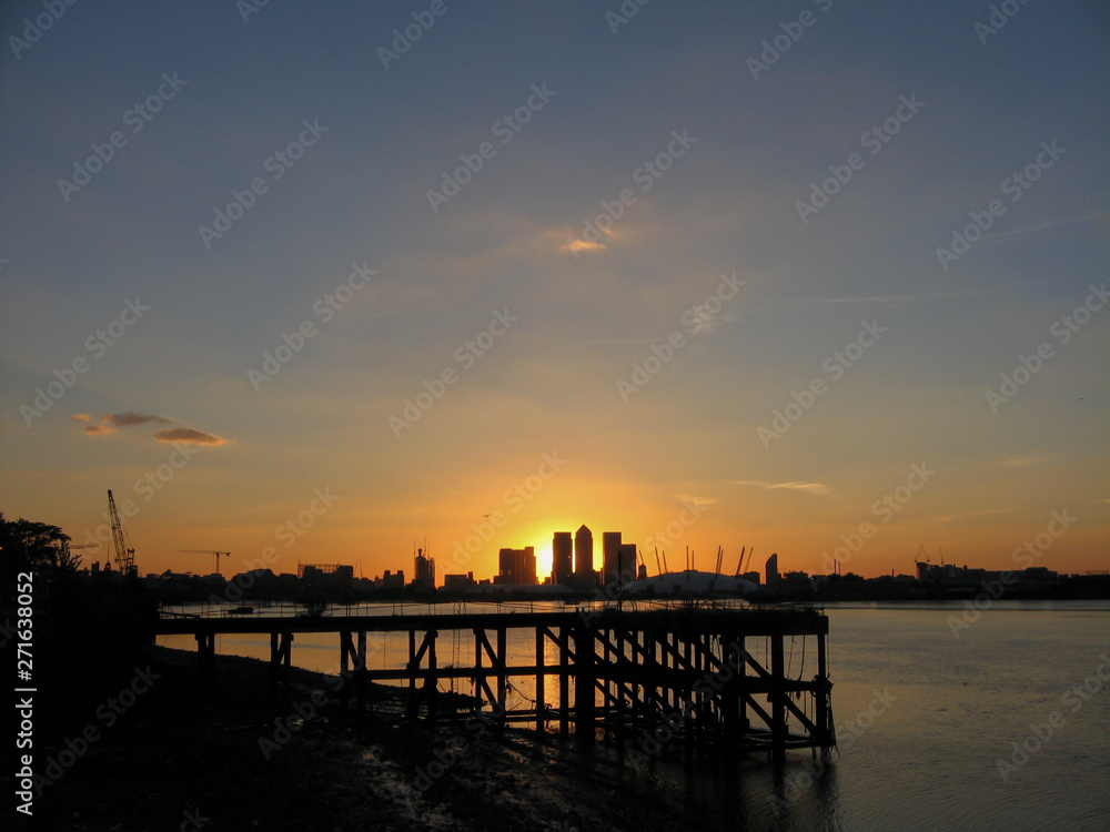 A photo of a beautiful sunset over Canary Wharf.