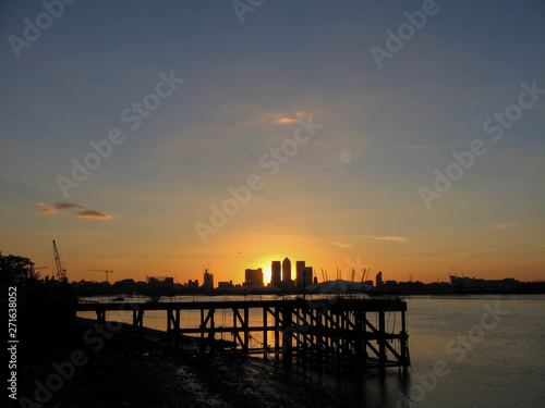Fototapeta Naklejka Na Ścianę i Meble -  A photo of a beautiful sunset over Canary Wharf.