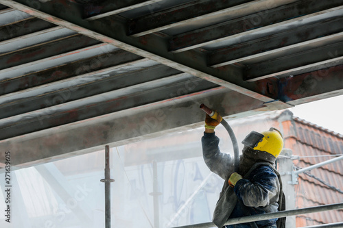 Canvas-taulu Sand blasting process  Industial worker using sand blasting process preparation