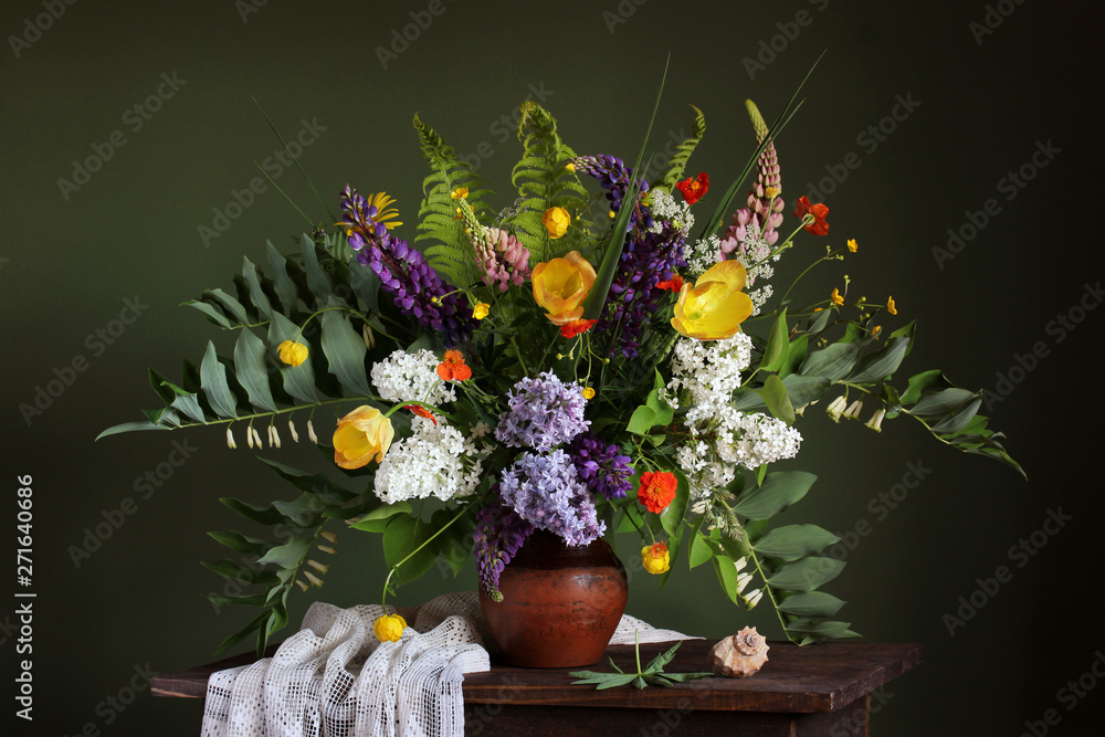 Naklejka premium still life with a bouquet of garden flowers and a shell