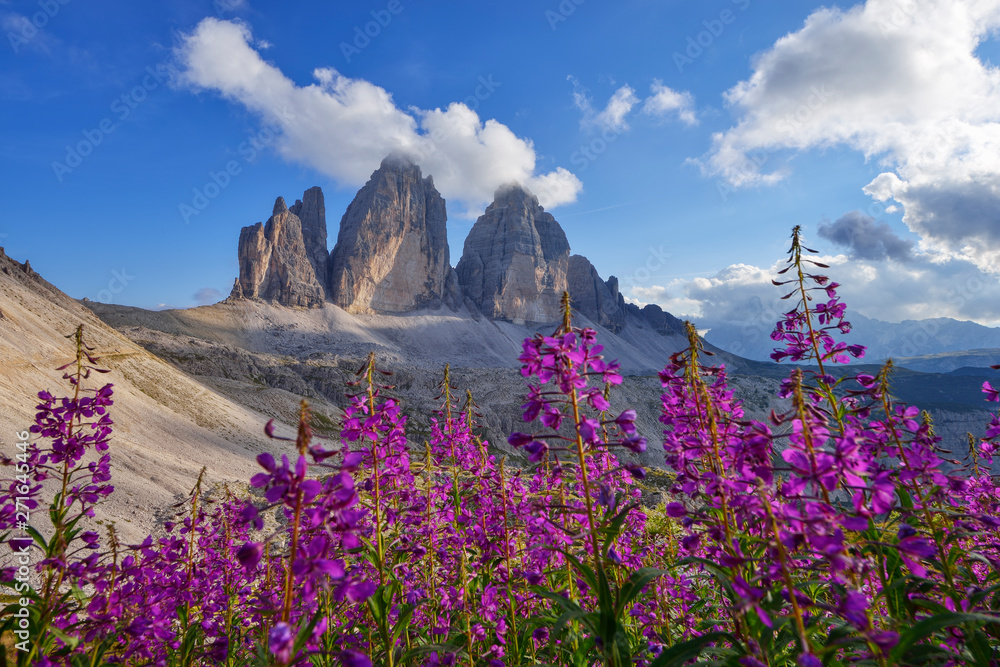 Italy, Sexten Dolomites, Tre Cime di Lavaredo, Nature Park Tre Cime, UNESCO World Heritage Natural Site Italy, Sexten Dolomites, Tre Cime di Lavaredo, Nature Park Tre Cime, UNESCO World Heritage Natural Site