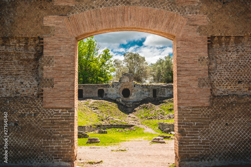Fotografia archaeology ruins roman civilization catacombs in Rome Tivoli - Lazio - Italy