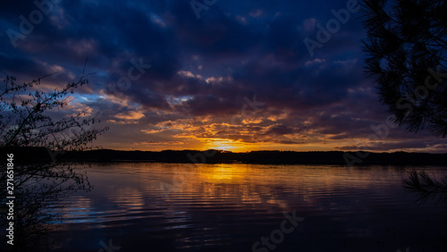 couch   de soleil sur un lac