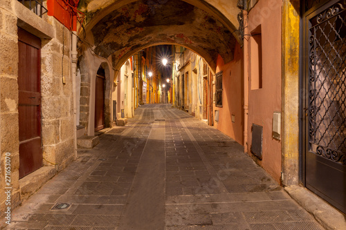 Fototapeta Naklejka Na Ścianę i Meble -  Menton. Old narrow street in the historic part of the city.