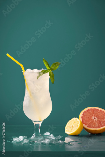 Refreshing soft drink with lemon and grapefruit.