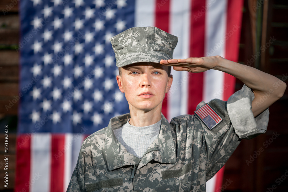 Fototapeta premium Female US Army Soldier in front of usa flag