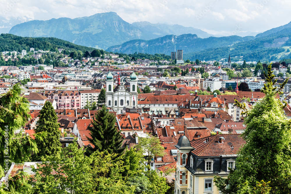 Stadtansicht von Luzern, Jesuitenkirche und Alpen, Luzern, Schweiz