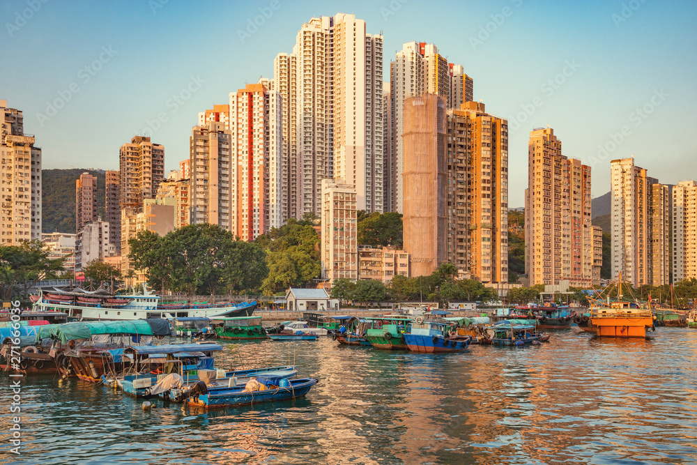Evening view of the harbor. Aberdeen Bay. Hong Kong. - obrazy, fototapety, plakaty 