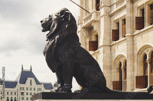 Canvas Print Lion statues, Parliament in Budapest, Hungary